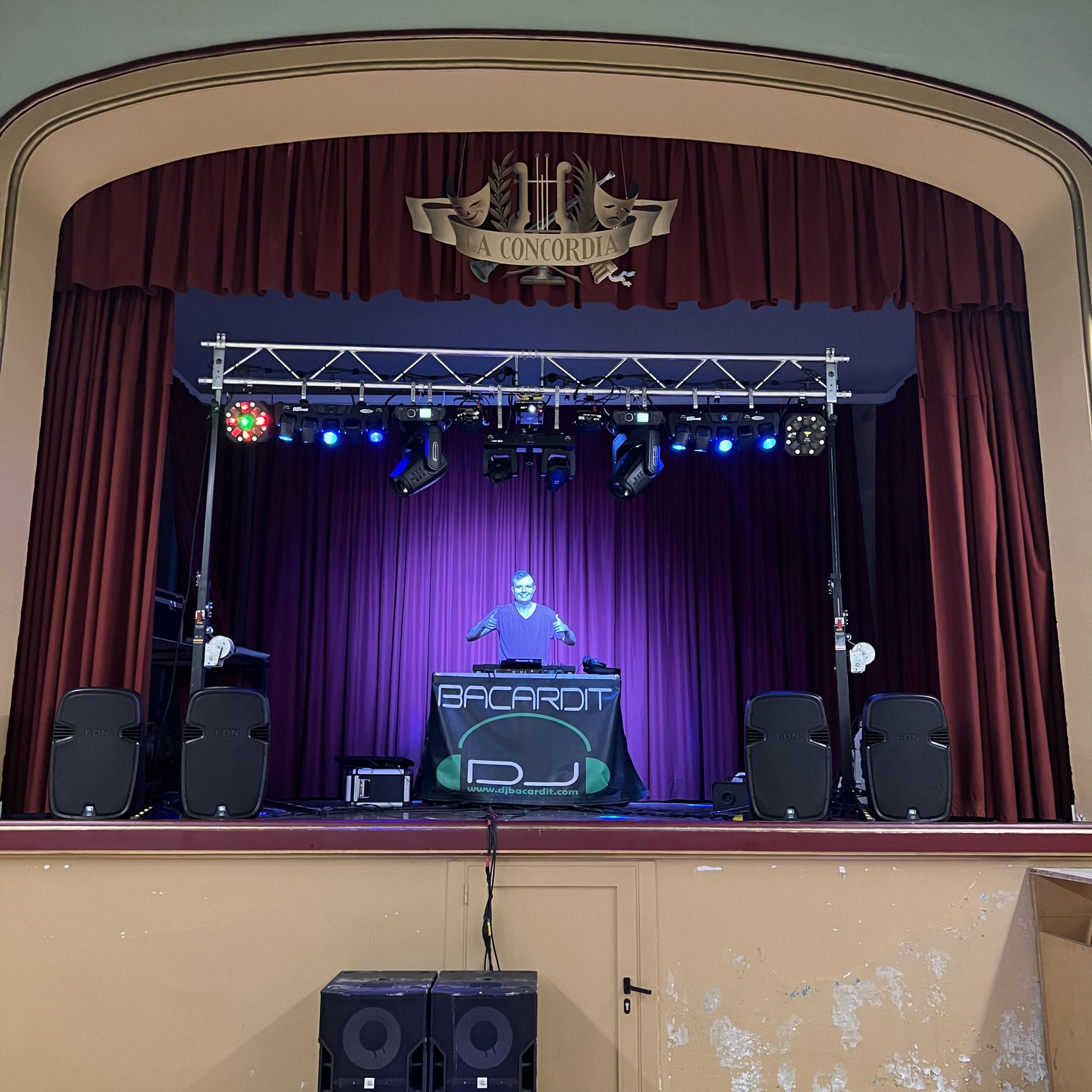 Montaje de DJ Bacardit preparado para una celebración