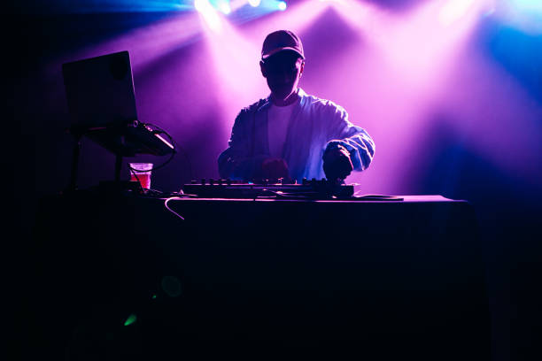 Cuánto Cuesta Contratar a un DJ en una Fiesta / Guía 2022
