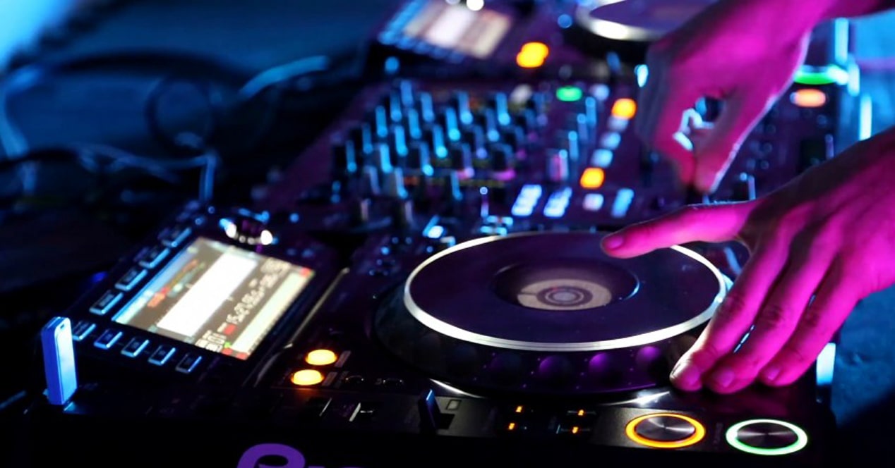 Cuánto Cuesta Contratar a un DJ en una Fiesta / Guía 2022